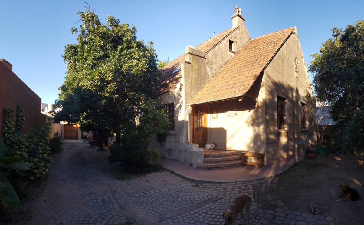 En VENTA excelente Chalet en barrio Colón, conservada con exquisito gusto