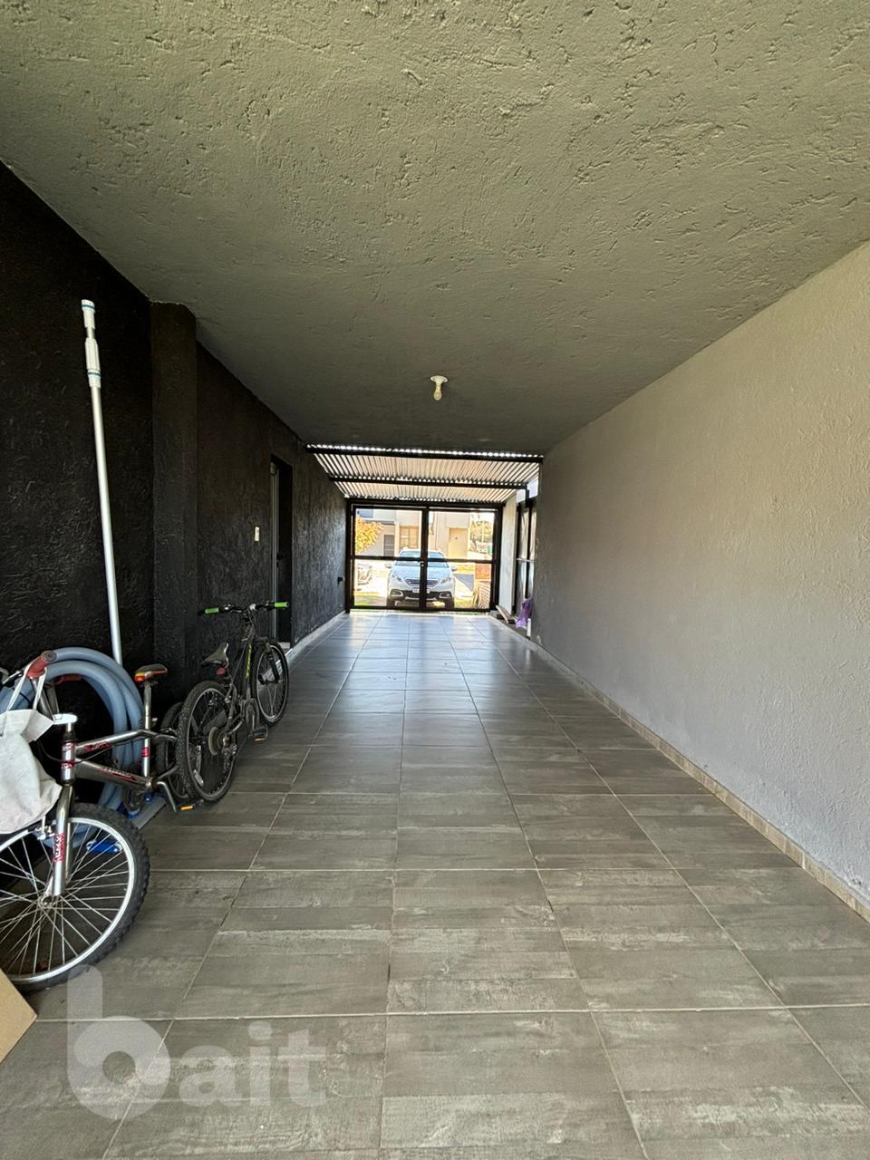 Venta duplex 3 dormitorios con pileta, en Campo de Vuelo II