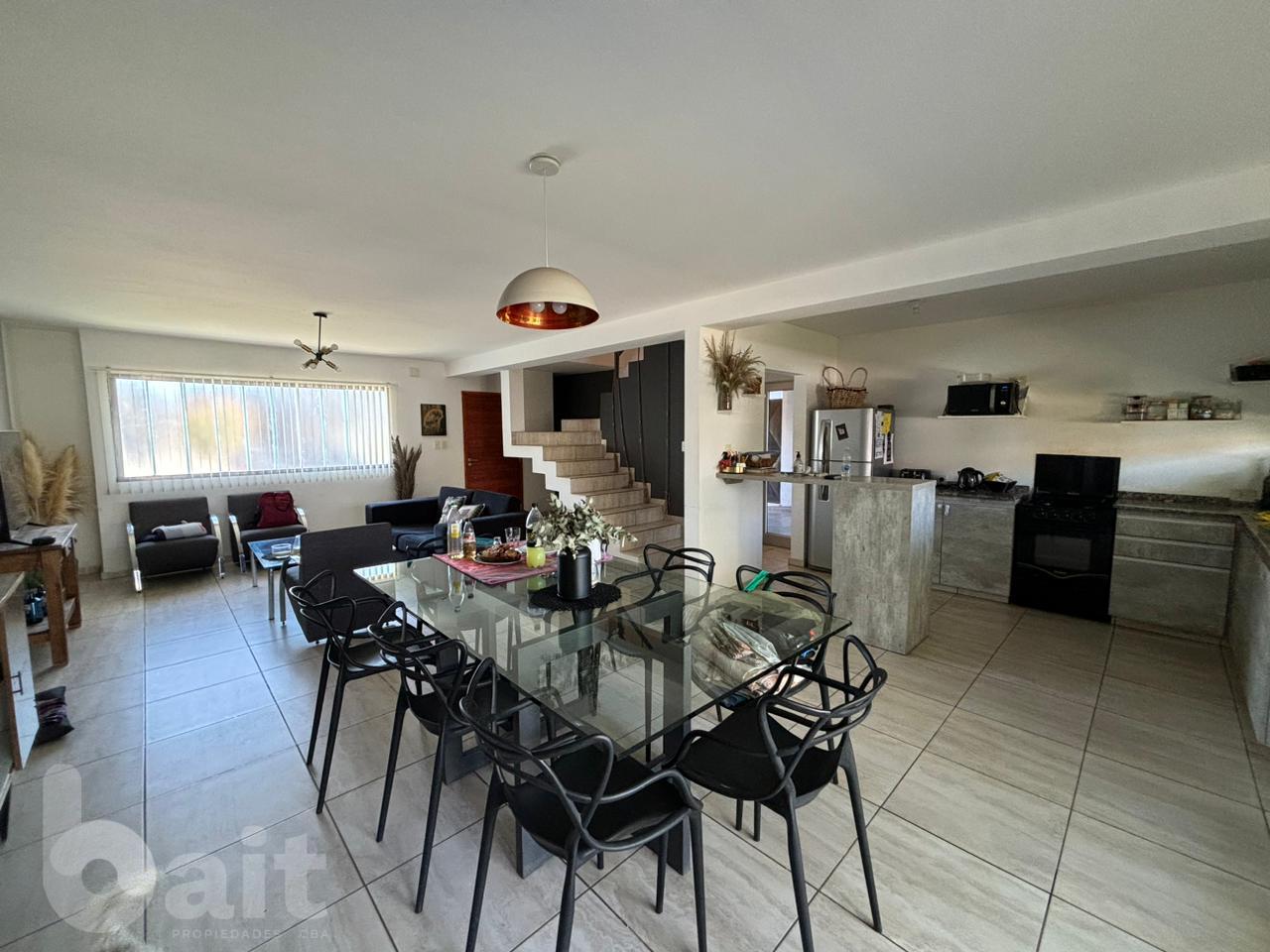 Venta duplex 3 dormitorios con pileta, en Campo de Vuelo II