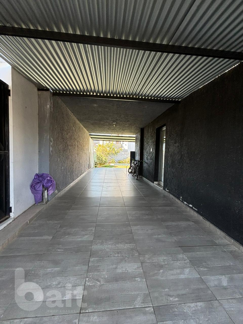 Venta duplex 3 dormitorios con pileta, en Campo de Vuelo II