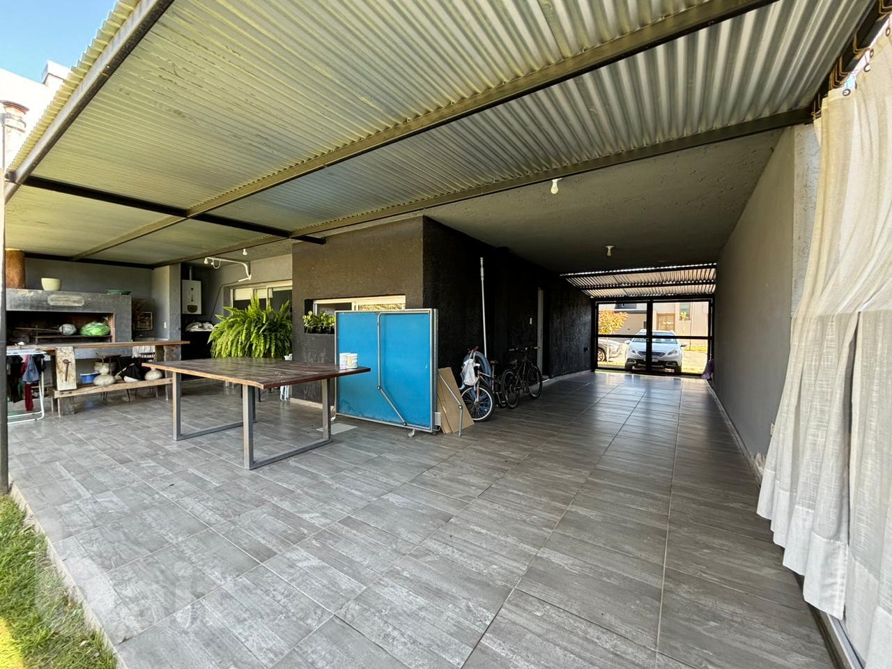 Venta duplex 3 dormitorios con pileta, en Campo de Vuelo II