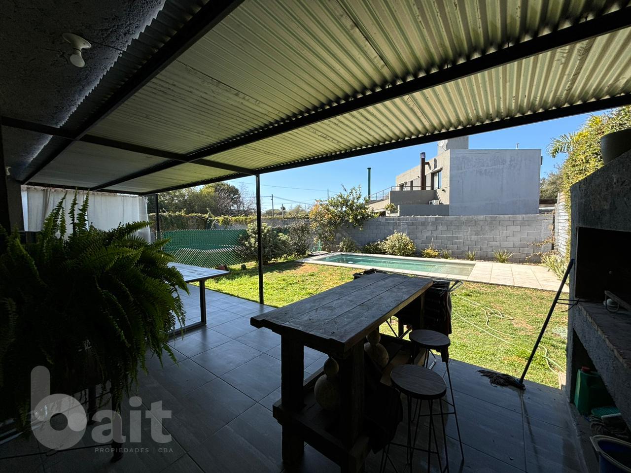 Venta duplex 3 dormitorios con pileta, en Campo de Vuelo II
