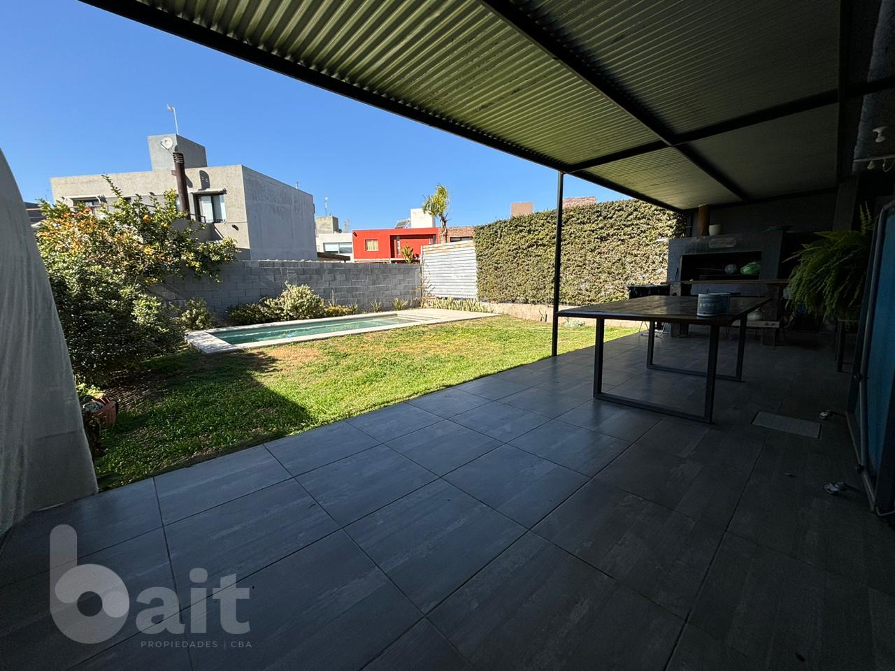 Venta duplex 3 dormitorios con pileta, en Campo de Vuelo II