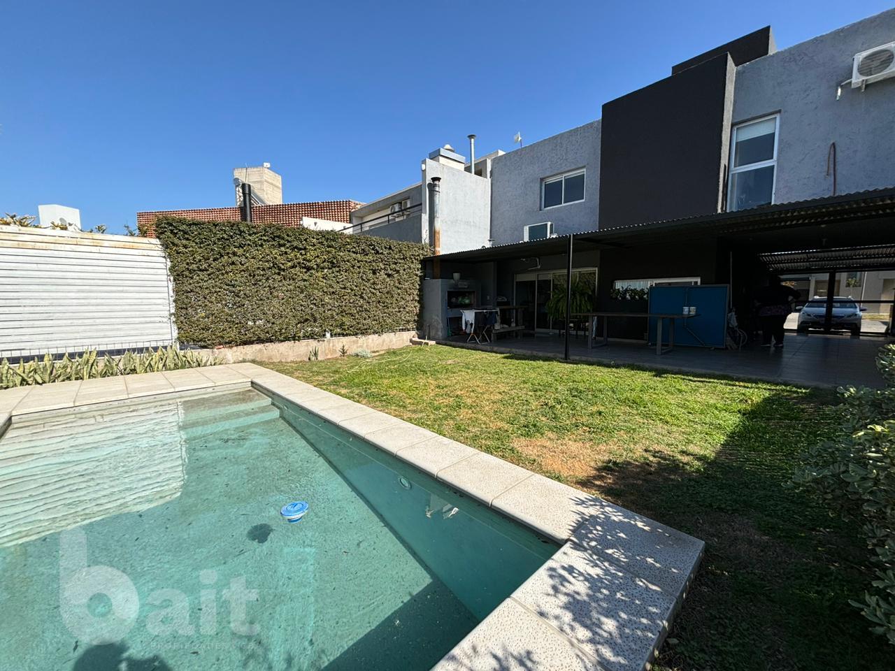 Venta duplex 3 dormitorios con pileta, en Campo de Vuelo II