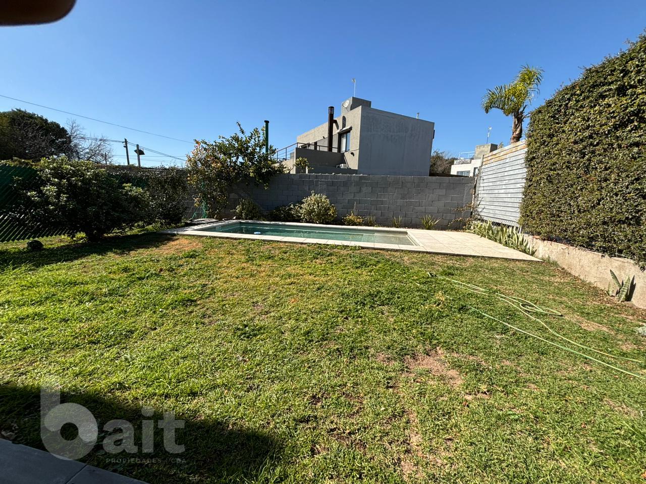 Venta duplex 3 dormitorios con pileta, en Campo de Vuelo II