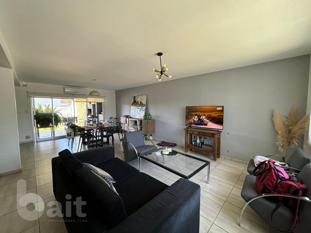 Venta duplex 3 dormitorios con pileta, en Campo de Vuelo II