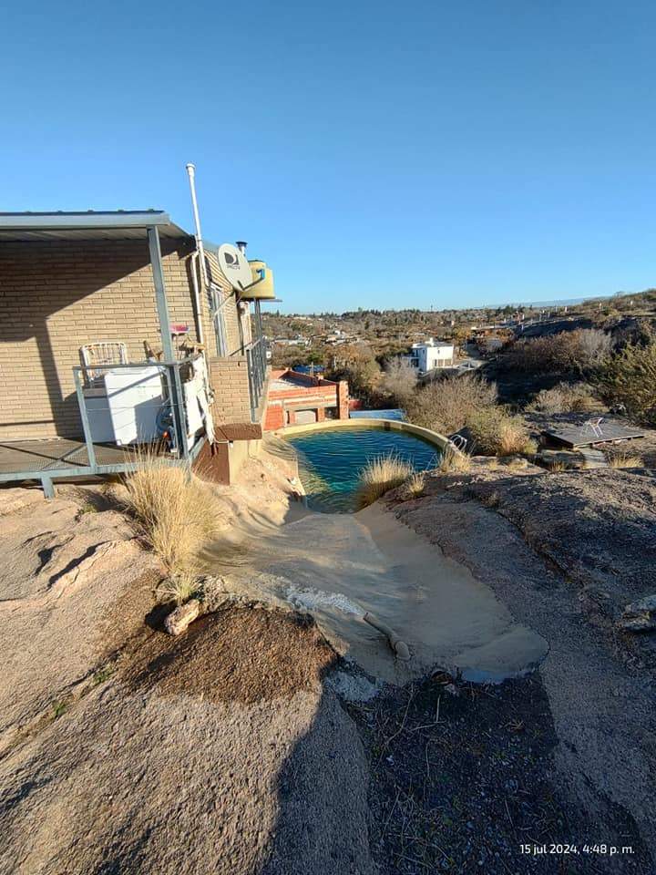 CASA EN VENTA EN BIALET MASSÉ FRENTE AL ARROYO LAS MOJARRAS, Bº MIRADOR DEL LAGO.