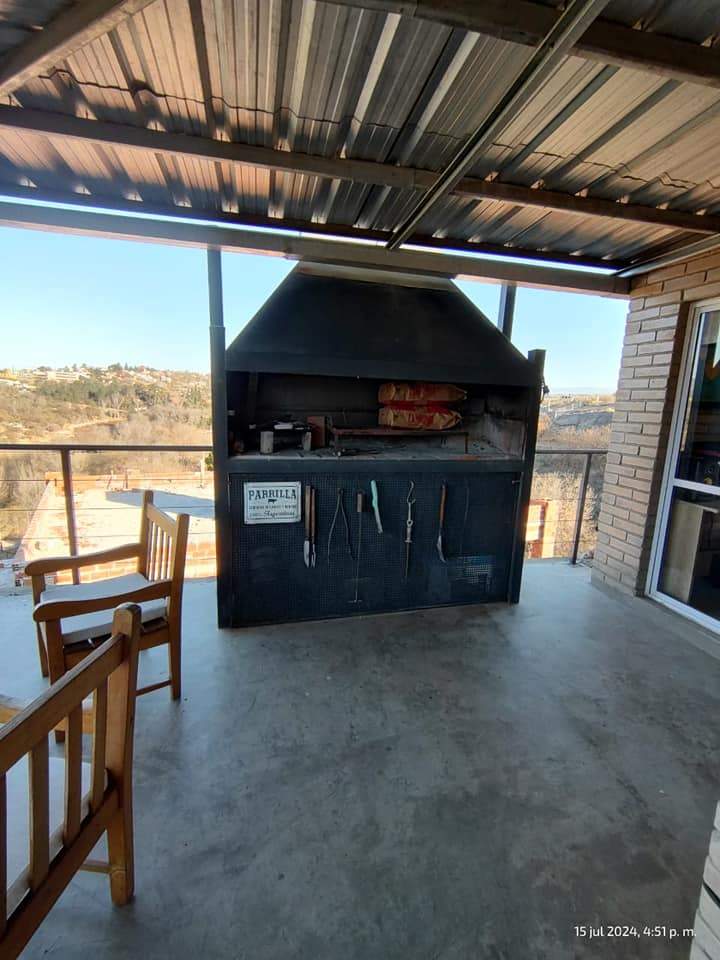 CASA EN VENTA EN BIALET MASSÉ FRENTE AL ARROYO LAS MOJARRAS, Bº MIRADOR DEL LAGO.