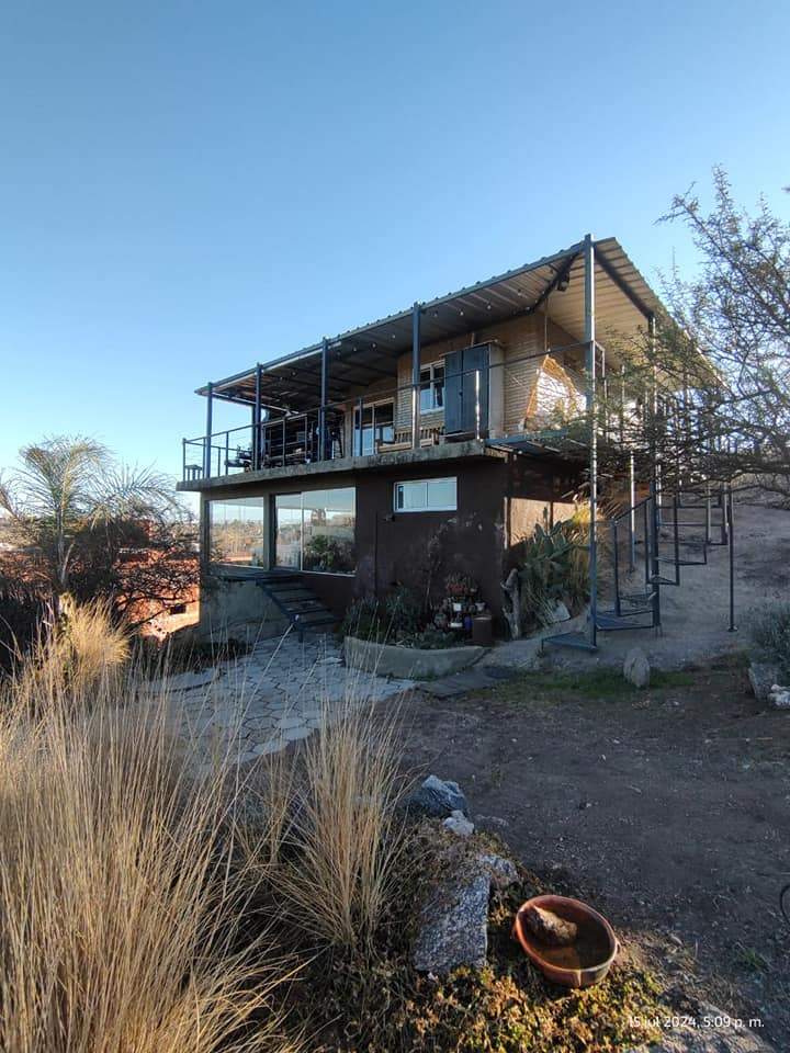 CASA EN VENTA EN BIALET MASSÉ FRENTE AL ARROYO LAS MOJARRAS, Bº MIRADOR DEL LAGO.