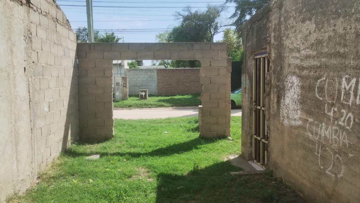 OPORTUNIDAD ! SE VENDE CASA DE UN DORMITORIO A TERMINAR, BANDA NORTE, BARRIO LAS DELICIAS TERRENO 360 M2