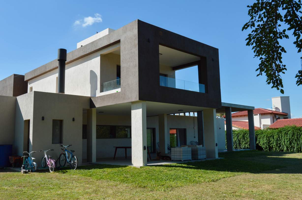 VENDO MODERNA CASA QUINTAS DE INAUDI