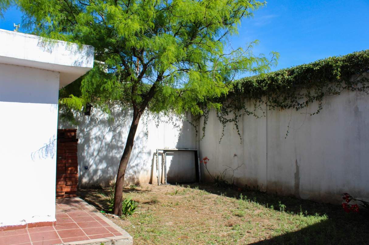 VENDO CASA 2 DORM | PATIO | JARDIN DE HORIZONTE