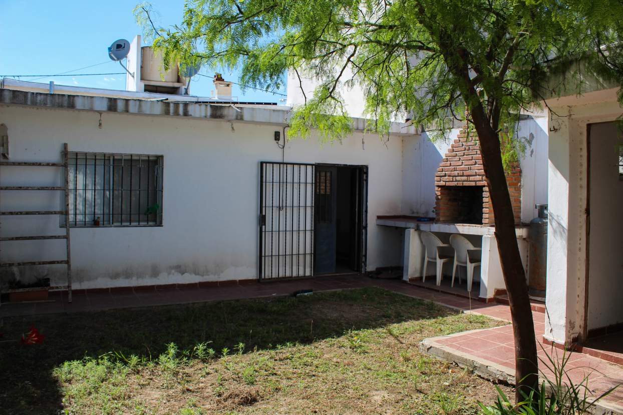 VENDO CASA 2 DORM | PATIO | JARDIN DE HORIZONTE