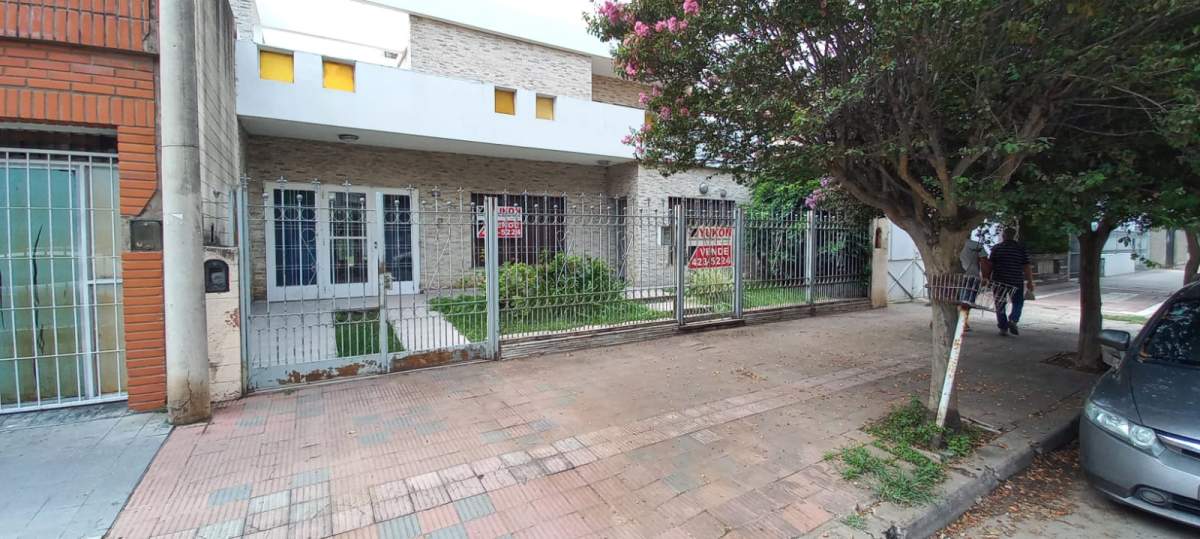 CASA EN VENTA ALTA CORDOBA LAVALLEJA 1984 - 4 DORM.