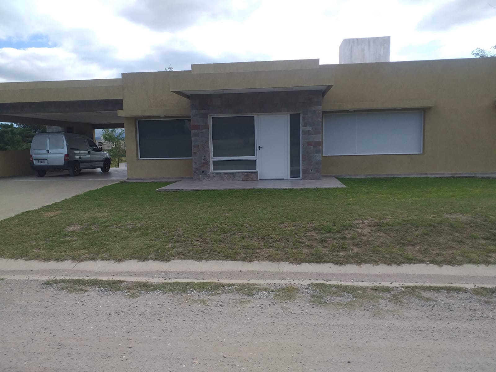 CASA EN VENTA. BARRIO CARLOS PAZ GOLF COUNTRY