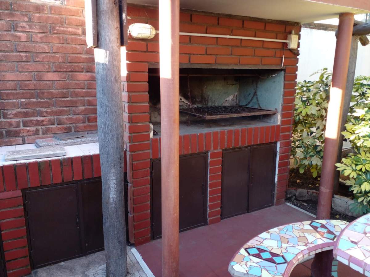 SR Vende inmueble de categoría, en Maipu