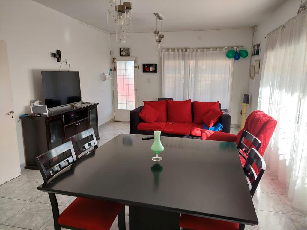 CASA CERCA DEL LAGO EN VILLA CARLOS PAZ CON PILETA Y MONOAMBIENTE