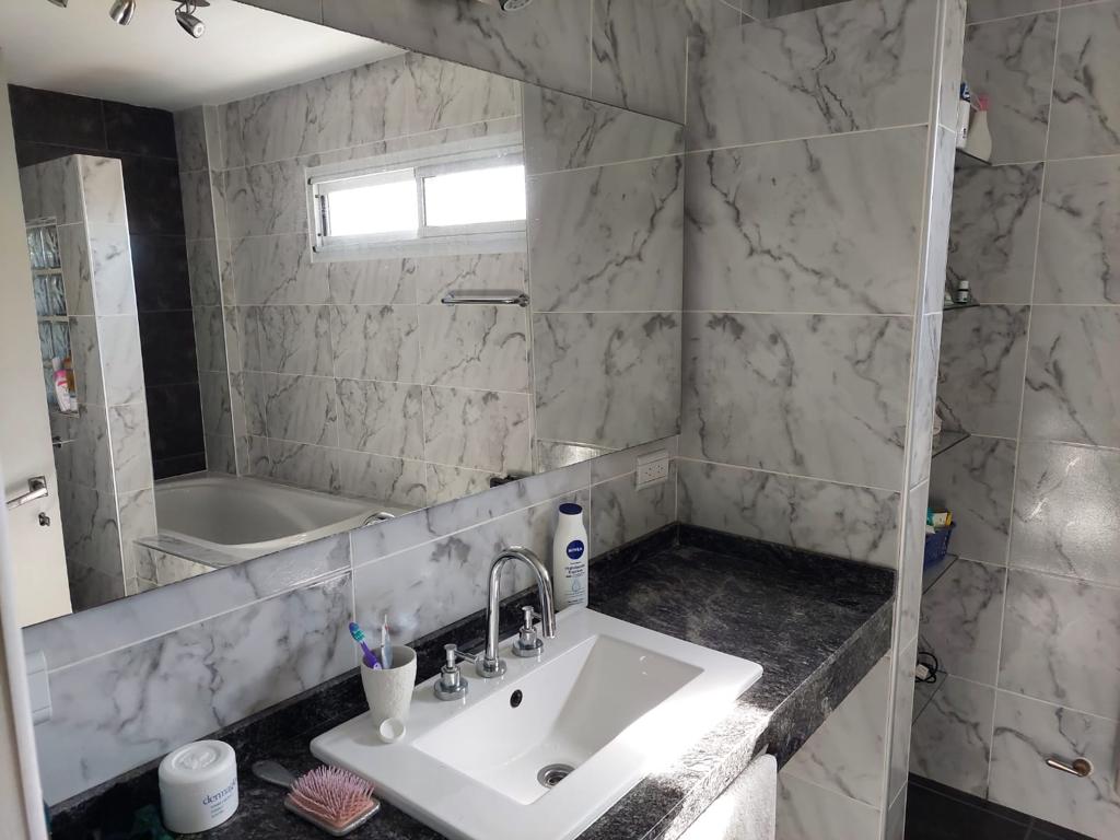 CASA CERCA DEL LAGO EN VILLA CARLOS PAZ CON PILETA Y MONOAMBIENTE