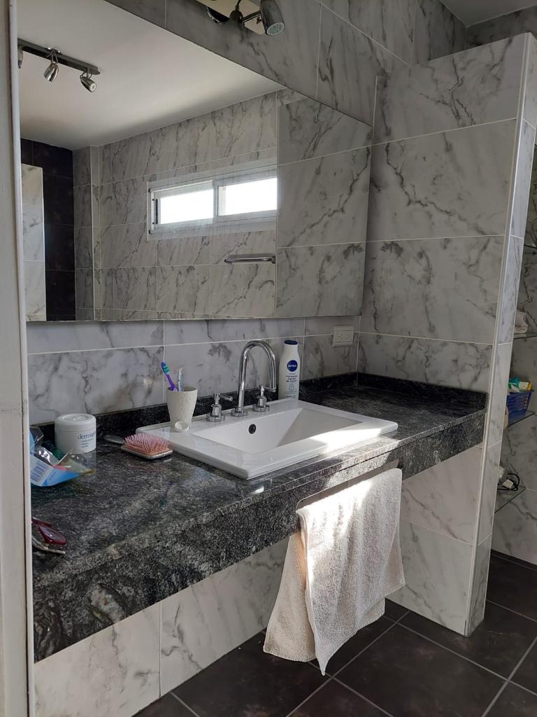 CASA CERCA DEL LAGO EN VILLA CARLOS PAZ CON PILETA Y MONOAMBIENTE