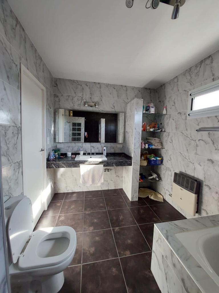 CASA CERCA DEL LAGO EN VILLA CARLOS PAZ CON PILETA Y MONOAMBIENTE