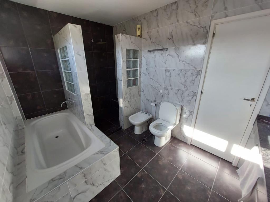 CASA CERCA DEL LAGO EN VILLA CARLOS PAZ CON PILETA Y MONOAMBIENTE