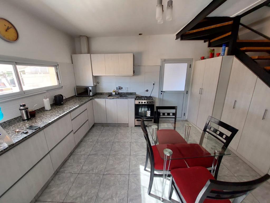 CASA CERCA DEL LAGO EN VILLA CARLOS PAZ CON PILETA Y MONOAMBIENTE