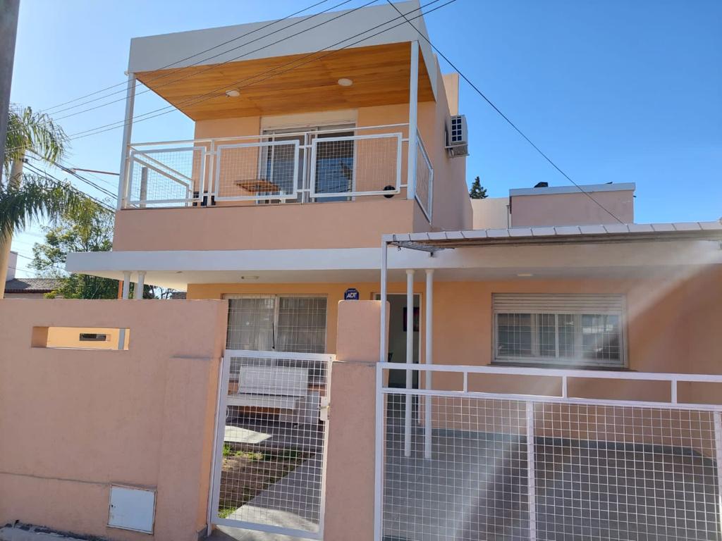 CASA CERCA DEL LAGO EN VILLA CARLOS PAZ CON PILETA Y MONOAMBIENTE