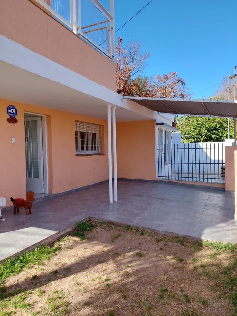 CASA CERCA DEL LAGO EN VILLA CARLOS PAZ CON PILETA Y MONOAMBIENTE