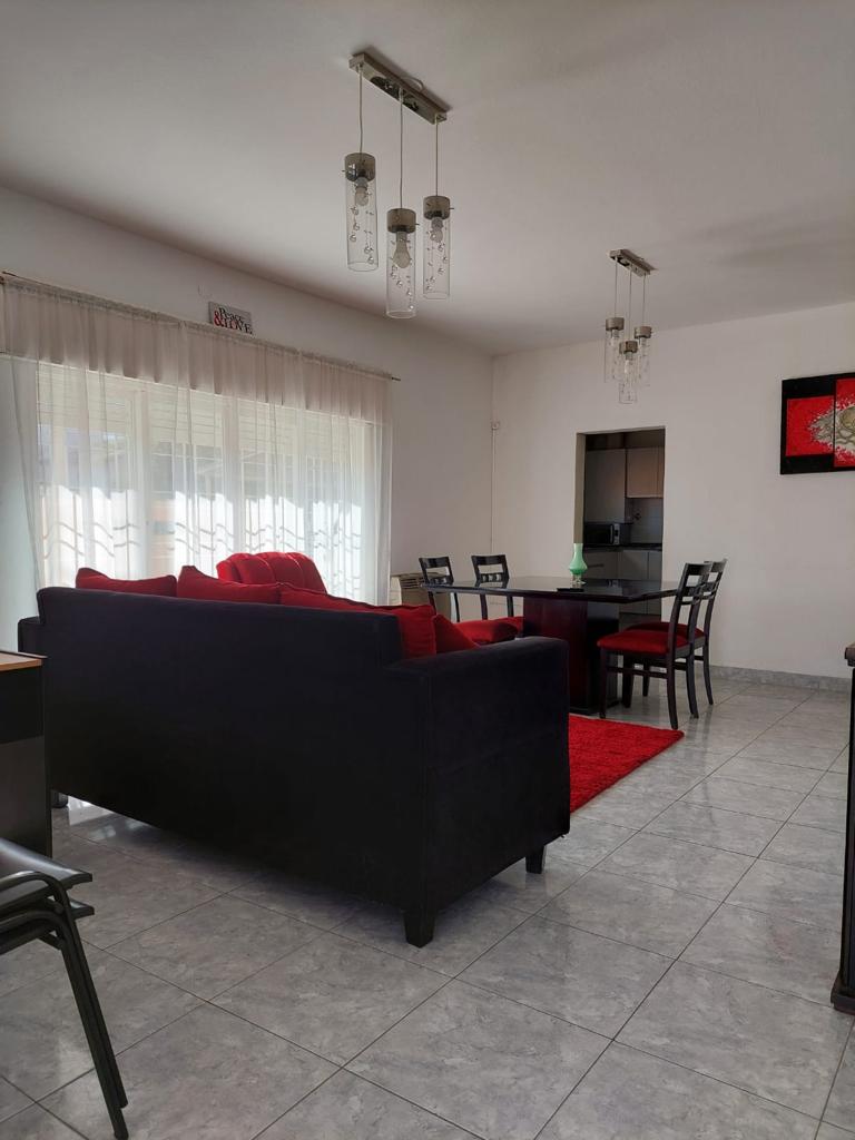 CASA CERCA DEL LAGO EN VILLA CARLOS PAZ CON PILETA Y MONOAMBIENTE