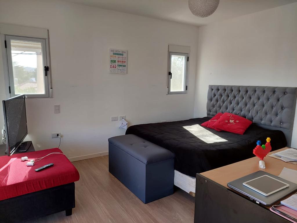 CASA CERCA DEL LAGO EN VILLA CARLOS PAZ CON PILETA Y MONOAMBIENTE