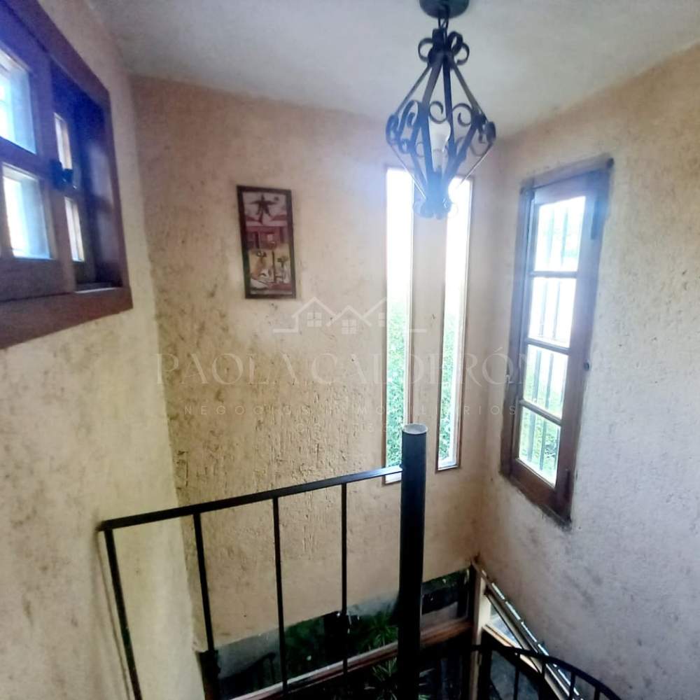 Hermosa casa estilo colonial en venta en barrio Iponá- Apta Crédito