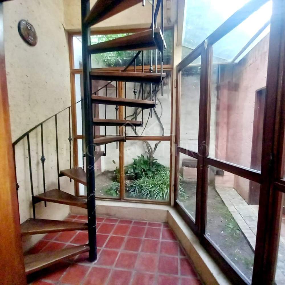 Hermosa casa estilo colonial en venta en barrio Iponá- Apta Crédito