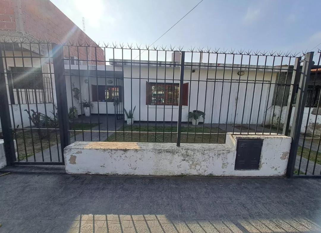 Venta casa 2 dorm- pileta- Apto Bancor- Santa Isabel 2 seccion