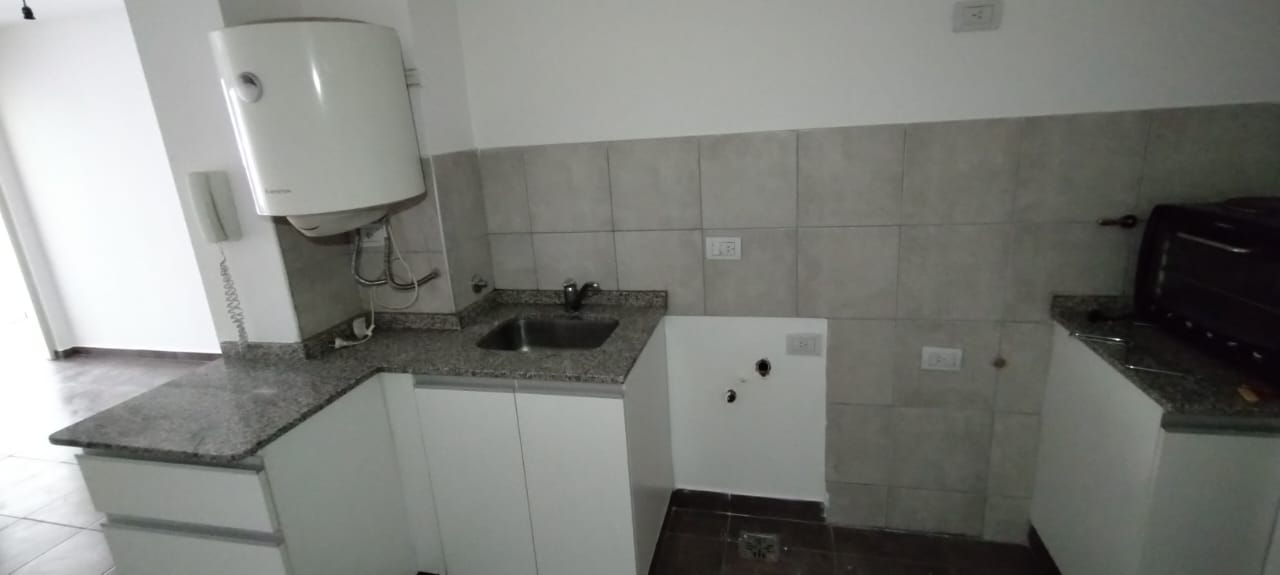 Alto Alberdi, Zípoli 300 1 dorm con balcón