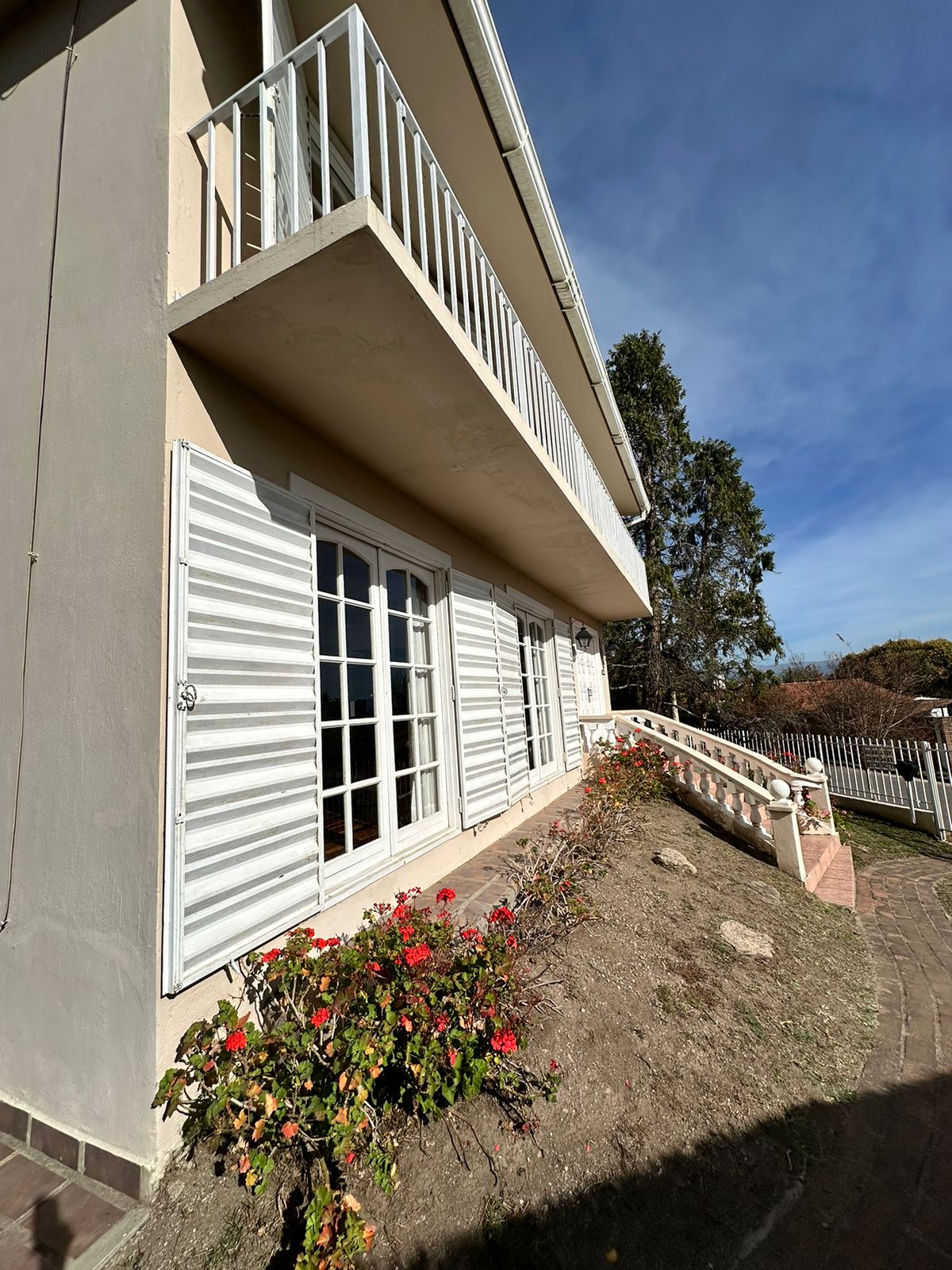 CASA EN VENTA UBICADA EN VILLA CARLOS PAZ-BARRIO LA CUESTA CON VISTA AL LAGO