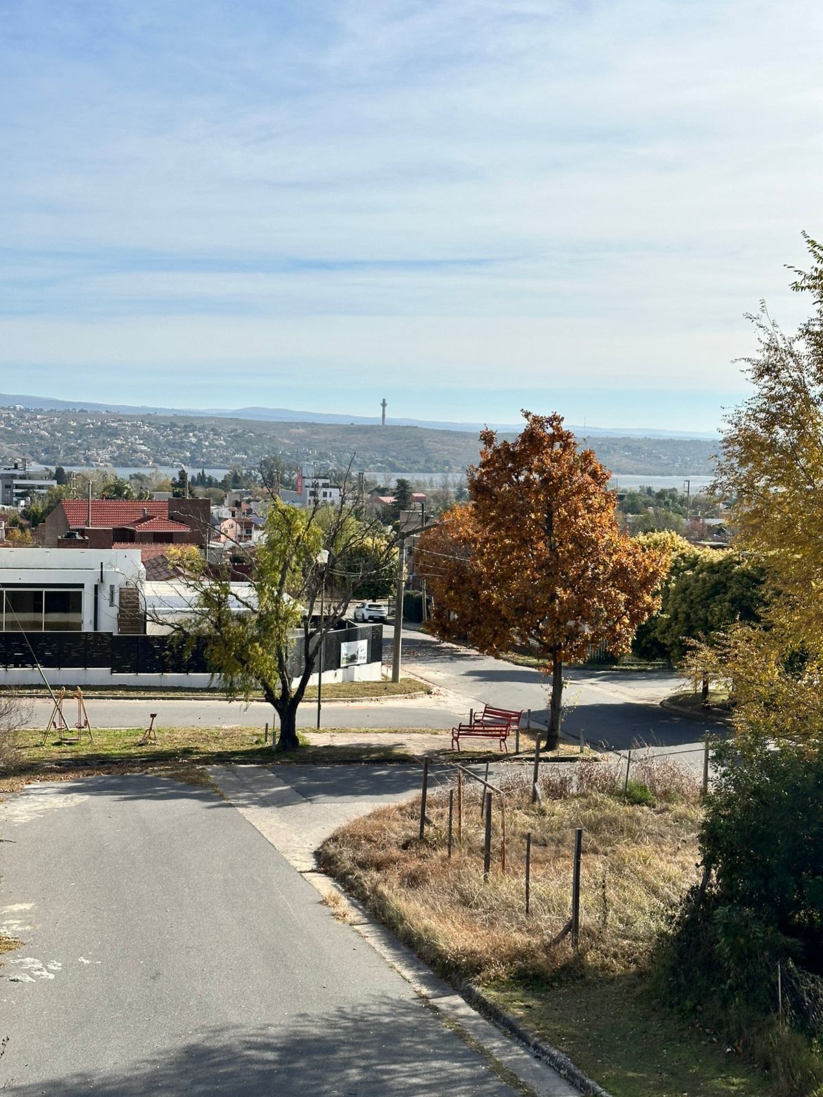 CASA EN VENTA UBICADA EN VILLA CARLOS PAZ-BARRIO LA CUESTA CON VISTA AL LAGO