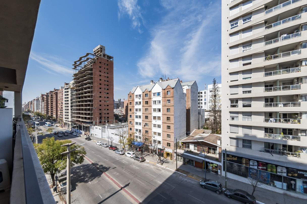 Un dormitorio - Balcón - B° Centro