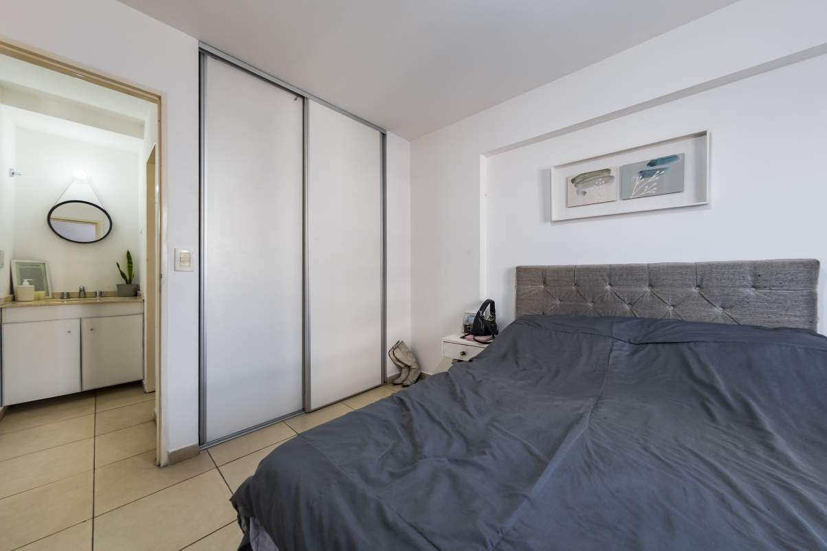 Un dormitorio - Balcón - B° Centro