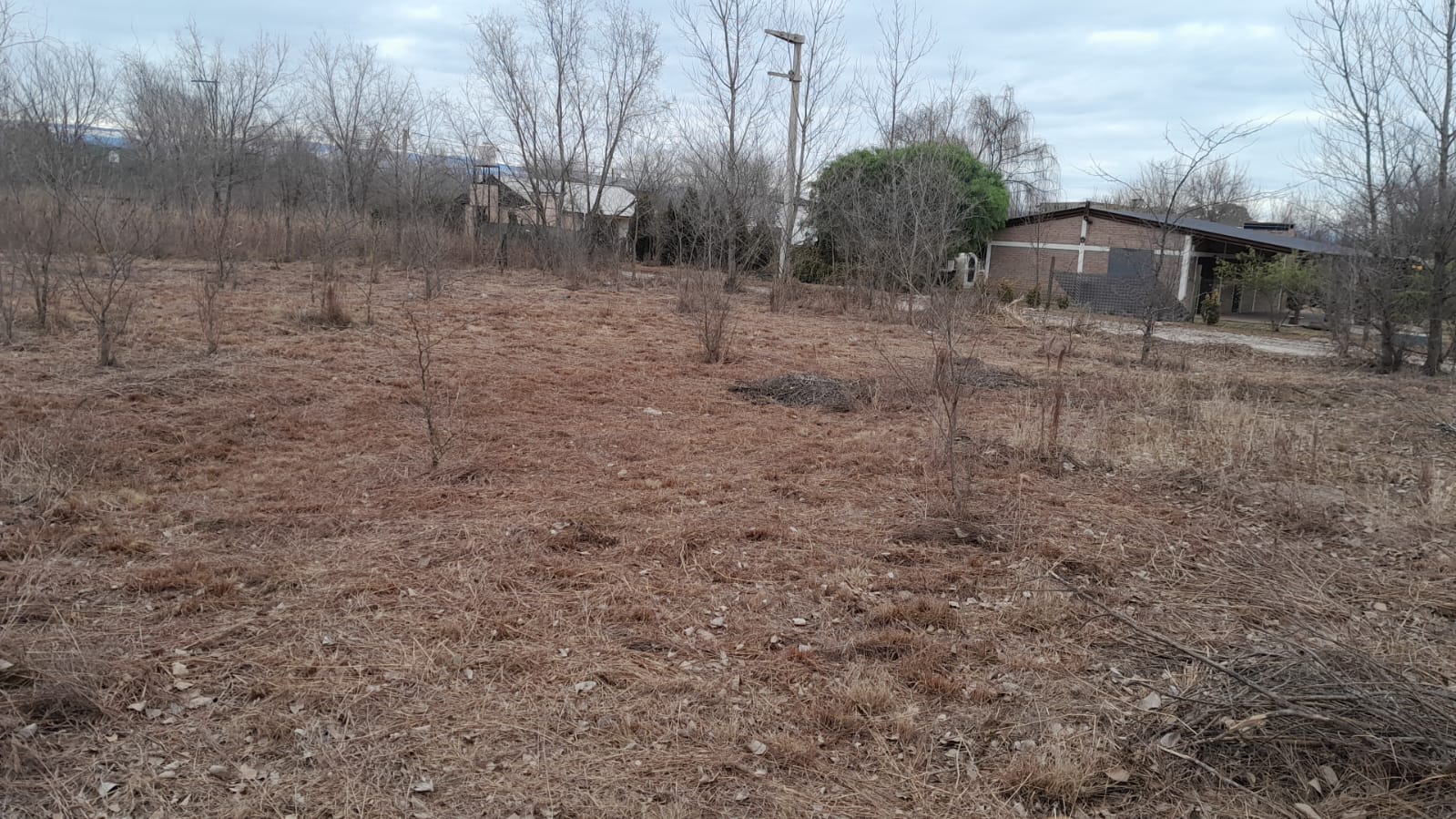 Terreno ESQUINA de 860m2 a solo 400mts de bajada de Lago.