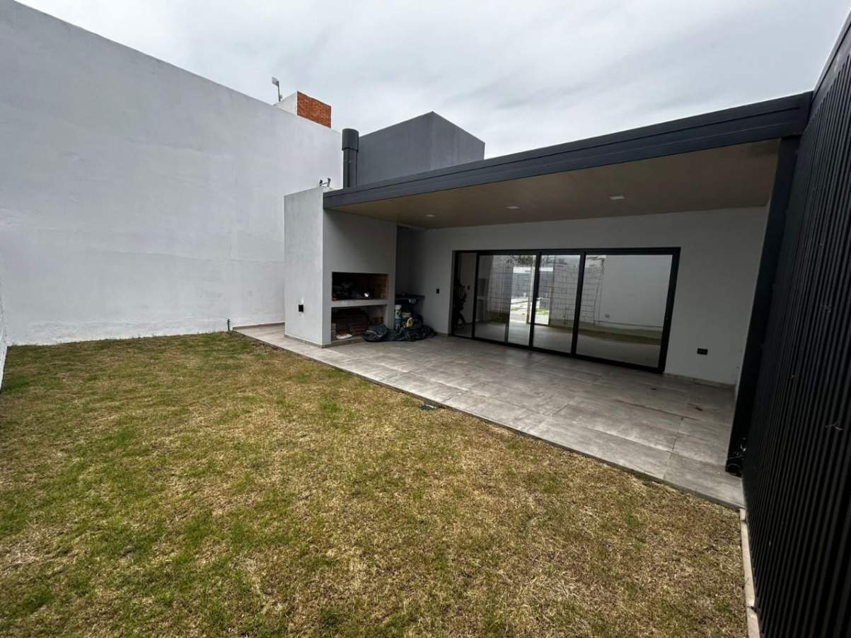 CASA EN VENTA PRADOS DE MANANTIALES 2D2B - ESQUINA UNICA