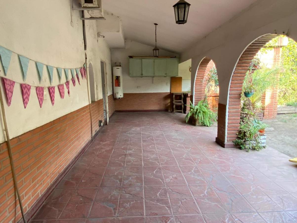 OPORTUNIDAD. BARRIO JUNIORS.EXCELENTE PROPIEDAD. CASA ESQUINA