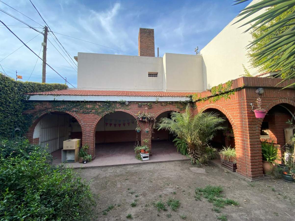OPORTUNIDAD. BARRIO JUNIORS.EXCELENTE PROPIEDAD. CASA ESQUINA