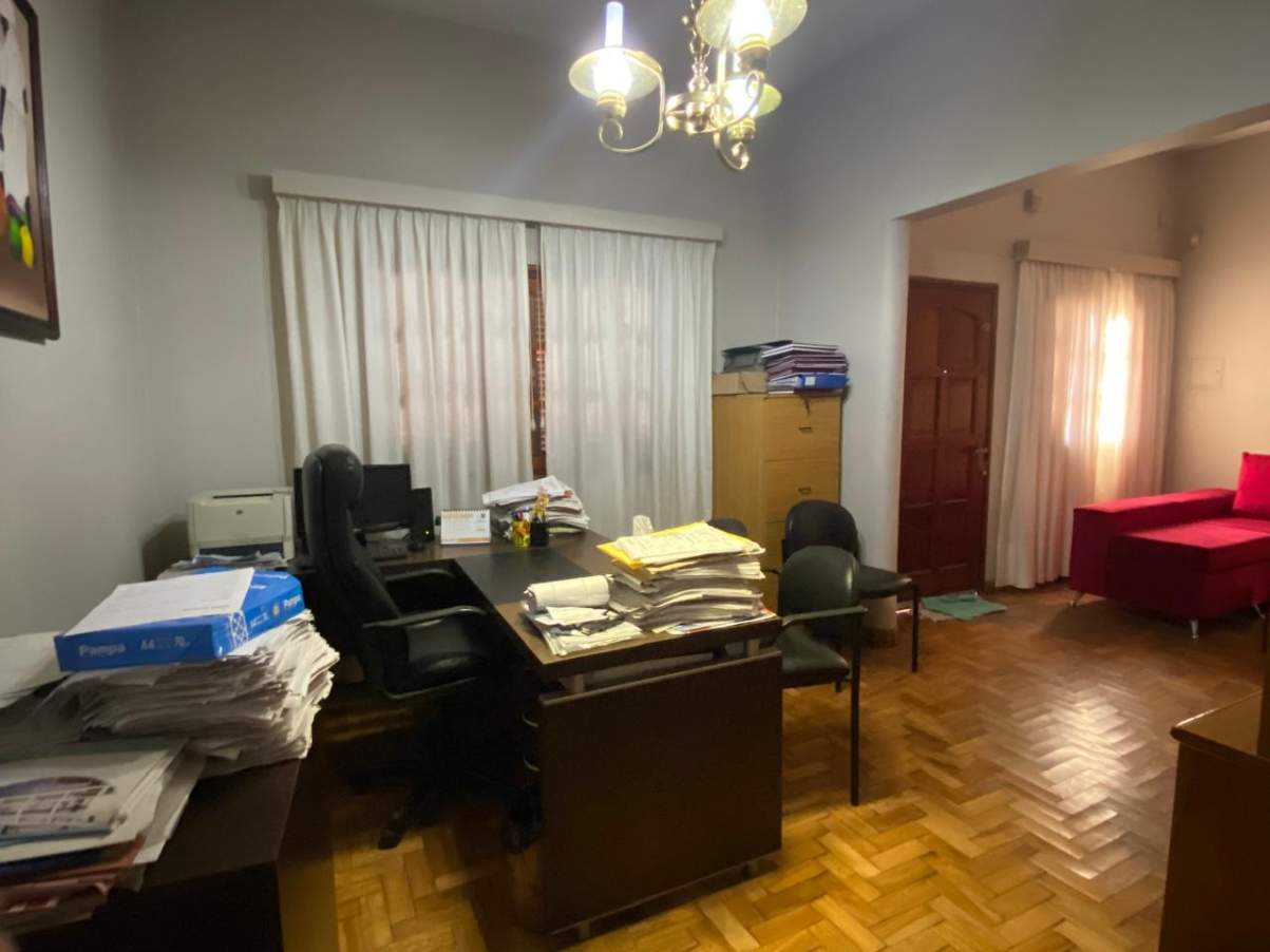 OPORTUNIDAD. BARRIO JUNIORS.EXCELENTE PROPIEDAD. CASA ESQUINA