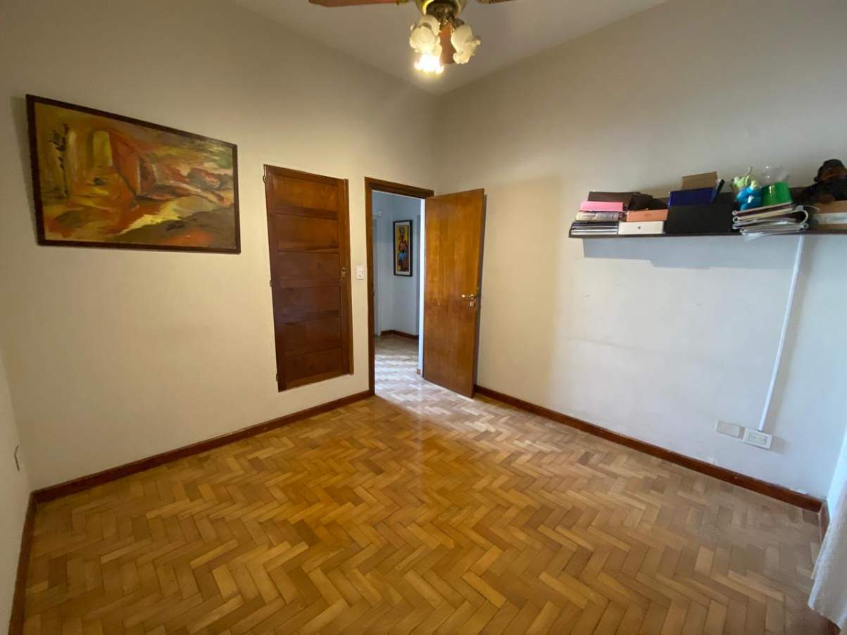 OPORTUNIDAD. BARRIO JUNIORS.EXCELENTE PROPIEDAD. CASA ESQUINA