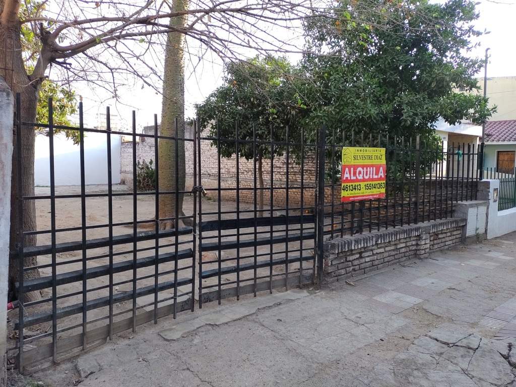 CASA   DEPARTAMENTO UBICADA EN BARRIO LAS FLORES