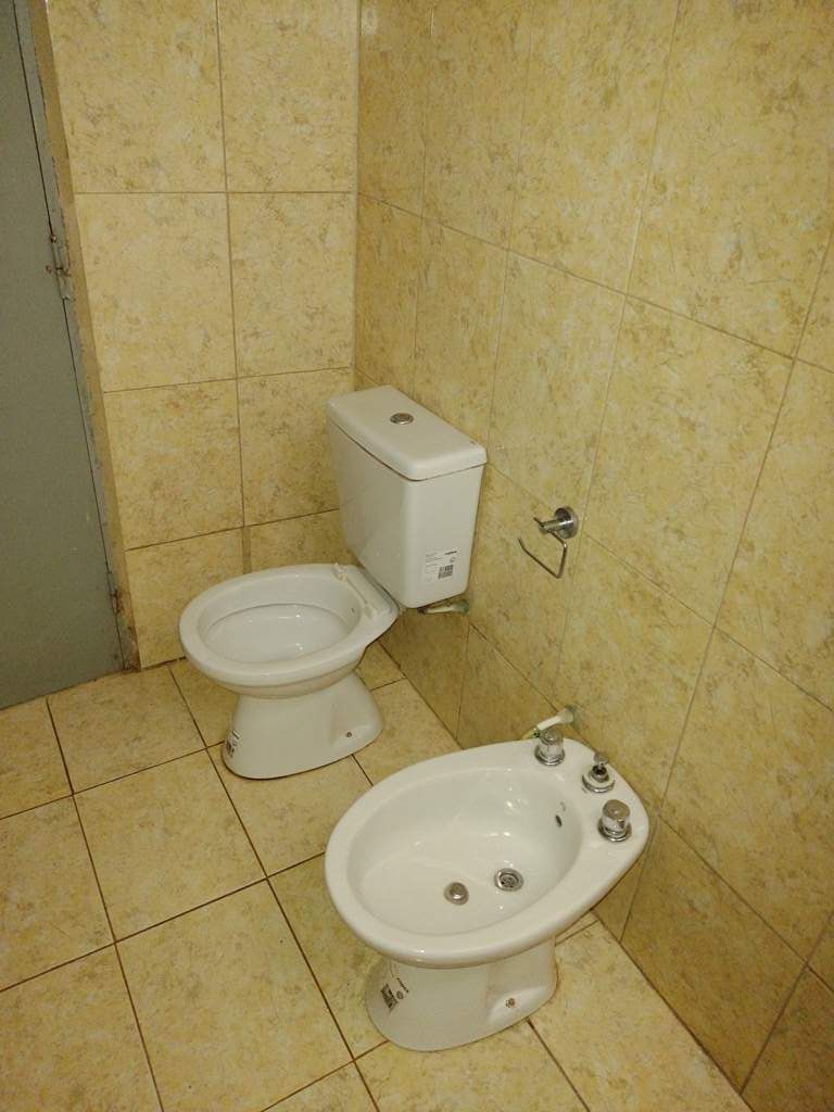 CASA   DEPARTAMENTO UBICADA EN BARRIO LAS FLORES