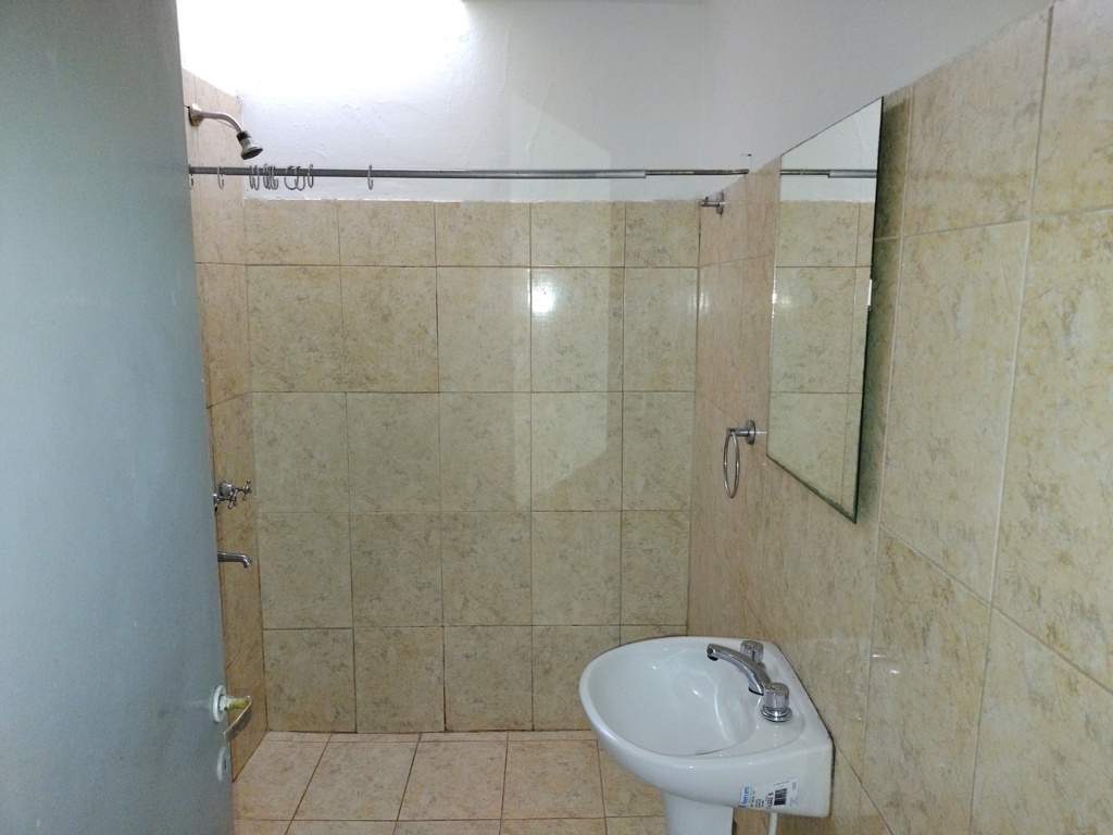 CASA   DEPARTAMENTO UBICADA EN BARRIO LAS FLORES