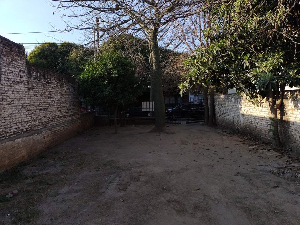 CASA   DEPARTAMENTO UBICADA EN BARRIO LAS FLORES