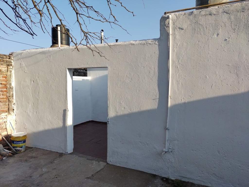 CASA   DEPARTAMENTO UBICADA EN BARRIO LAS FLORES