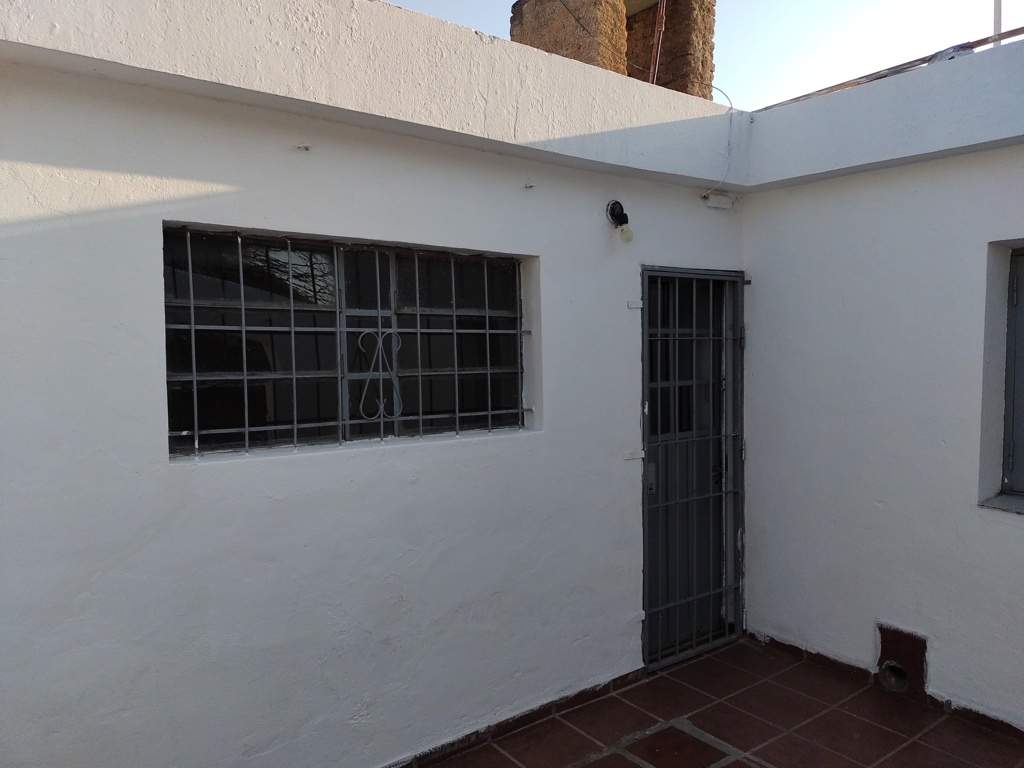 CASA   DEPARTAMENTO UBICADA EN BARRIO LAS FLORES